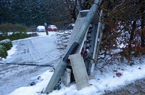 Kreispolizeibehörde Oberbergischer Kreis: POL-GM: Unfallflucht: Laterne und Stromverteiler umgefahren