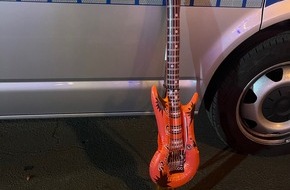 Kreispolizeibehörde Rhein-Kreis Neuss: POL-NE: Fundstück nach dem Schützenfest: Wem gehört dieses Holzgewehr?
