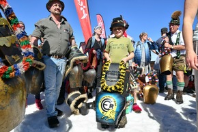 Bad Hindelang stellt neuen Weltrekord im Kuhschellenläuten auf - Mit 2.357 Schellen ins „Guinnessbuch der Rekorde“