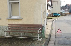 Polizeidirektion Kaiserslautern: POL-PDKL: Bus beschädigt Hausfassade