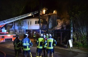 Feuerwehr Stuttgart: FW Stuttgart: Feuer in einer Gaststätte /Mehrere Anrufer melden Feuerschein /Feuer im Außenbereich droht überzugreifen