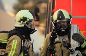 Feuerwehr Bottrop: FW-BOT: -Batenbrock- Laubenbrand Acetylengasflasche zerknallt