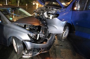 Polizei Hagen: POL-HA: Frontalzusammenstoß auf Hasper Kreuzung - Zwei Autofahrer leicht verletzt