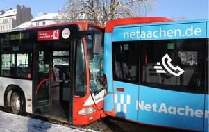 Polizei Aachen: POL-AC: Auffahrunfall mit zwei Linienbussen auf winterglatte Busspur - insgesamt 11 Personen verletzt - beide Busse nicht mehr fahrbereit