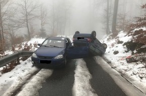 Polizeidirektion Pirmasens: POL-PDPS: PKW überschlägt sich