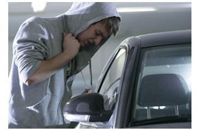 Polizeiinspektion Hameln-Pyrmont/Holzminden: POL-HM: Pkw-Aufbrüche (626885 & 627038/13)