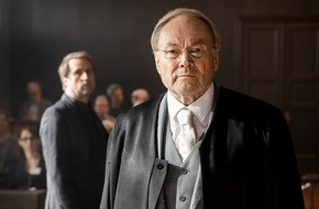 Constantin Television: MOOVIE verfilmt "Der Feind - Recht oder Gerechtigkeit nach Ferdinand von Schirach" (AT) - das Fernsehevent der ARD / Mit Klaus Maria Brandauer und Bjarne Mädel in den Hauptrollen