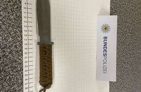 Bundespolizeidirektion Sankt Augustin: BPOL NRW: 17-Jähriger mit Wurfmesser im Hauptbahnhof - Bundespolizei stellt fast 30 cm langes Messer sicher