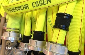 Feuerwehr Essen: FW-E: Schreck zum Wochenstart, Bagger reißt Gasleitung durch