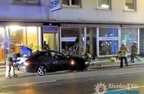 Polizeipräsidium Westpfalz: POL-PPWP: Pkw kracht frontal in Schaufenster-Scheibe