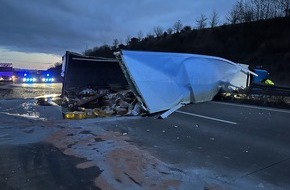 Autobahnpolizeiinspektion: API-TH: LKW liegt auf der Mittelleitplanke