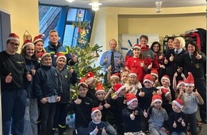 Polizeidirektion Mayen: POL-PDMY: Aktion: "Helfende Hände schlägt man nicht"! Weihnachtsbaumschmückaktion bei der Polizei Cochem - einmal anders