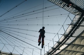 Feuerwehr Frankfurt am Main: FW-F: Berlin gewinnt Leistungsvergleich Höhenrettung 2024 im Deutsche Bank Park