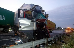 Verkehrsdirektion Mainz: POL-VDMZ: Lkw prallt auf Stauende