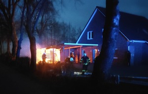 Freiwillige Feuerwehr Aurich: FW-AUR: Brennendes Carport bedroht Doppelhaus