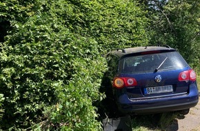 Polizei Bielefeld: POL-BI: Pkw gerät in den Gegenverkehr - Busfahrer als Zeuge gesucht