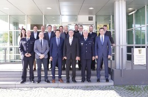 Polizeipräsidium Ludwigsburg: POL-LB: Landrat und Erster Landesbeamter zu Besuch bei der Polizei in Böblingen