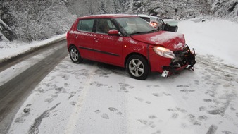 Polizeipräsidium Trier: POL-PPTR: Verkehrsunfall mit einer leichtverletzten Person auf der winterlichen B 269 bei Hattgenstein