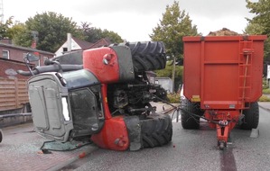 Polizeiinspektion Wilhelmshaven/Friesland: POL-WHV: Nach Bremsmanöver kippte ein Traktor auf die Seite (FOTO) - 19-Jähriger Fahrer wurde leicht verletzt