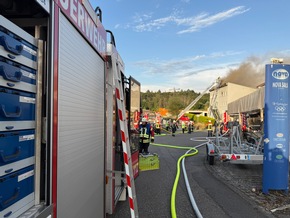 FW &Uuml;berlingen: Brand eines Wohn- und Gesch&auml;ftshauses im &Uuml;berlinger Industriegebiet / massiver L&ouml;schangriff &uuml;ber mehrere Angriffsleitungen