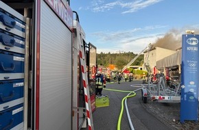 Freiwillige Feuerwehr &Uuml;berlingen: FW &Uuml;berlingen: Brand eines Wohn- und Gesch&auml;ftshauses im &Uuml;berlinger Industriegebiet / massiver L&ouml;schangriff &uuml;ber mehrere Angriffsleitungen