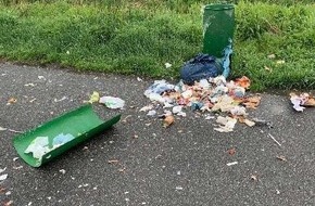Polizeiinspektion Wilhelmshaven/Friesland: POL-WHV: Unbekannte zerstören Mülleimer und verteilen Unrat über Parkplatz in Jever - Polizei sucht Zeugen
