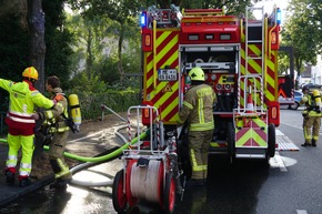 FW Ratingen: Brand in mehreren Wohnungen eines Mehrfamilienhauses - Ein verletzter Feuerwehrmann