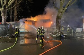 Feuerwehr Dortmund: FW-DO: 02.01.2022 - FEUER IN LINDENHORST Imbissbude brennt komplett aus