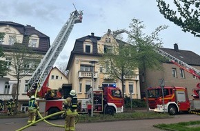 Freiwillige Feuerwehr Bad Salzuflen: FF Bad Salzuflen: Eine Person aus Gebäude mit brennendem Dachstuhl in Bad Salzuflen gerettet / Freiwillige Feuerwehr ist am Sonntagabend mit 100 Kräften im Einsatz