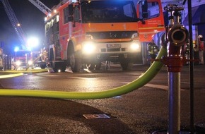 Feuerwehr und Rettungsdienst Bonn: FW-BN: Kellerbrand schneidet Anwohnern den Fluchtweg ab - Feuerwehr rettet 14 Personen und fünf Hunde aus Mehrfamilienhaus
