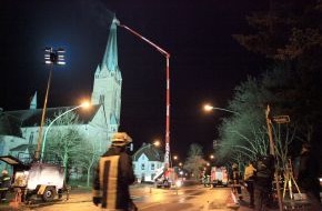 Feuerwehr Essen: FW-E: Feuer in Kirchturm von St. Hubertus in Essen-Bergerhausen, Ursache vermutlich Blitzschlag