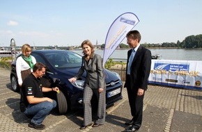 Deutscher Verkehrssicherheitsrat e.V.: "Wash & Check" - Reifen müssen sicher sein! / Kurz vor der Umrüstzeit bietet die Initiative Reifenqualität - "Ich fahr auf Nummer sicher" Autofahrern deutschlandweit kostenlose Reifenchecks an (BILD)