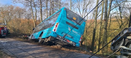FW-RD: Schulbusunfall mit 30 Kindern in Kosel - keine Schwerverletzten In der Straße Ornumer Weg in Kosel, kam Freitagmorgen (04.03.2022) ein Schulbus von der Fahrbahn ab.
