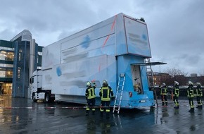 Feuerwehr und Rettungsdienst Bonn: FW-BN: Defekter Showtruck löst Feuerwehreinsatz aus