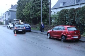 Polizei Rheinisch-Bergischer Kreis: POL-RBK: Burscheid - Opel-Fahrerin touchiert mehrere geparkte Pkw