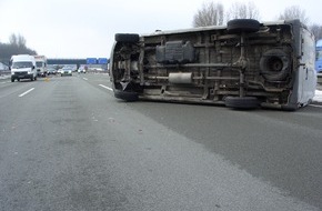 Polizeiinspektion Harburg: POL-WL: Verkehrsunfall mit umgekipptem Sprinter