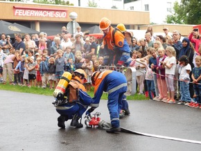 FW Weinheim: Auch bei Regen fasziniert die Freiwillige Feuerwehr großer Besucherandrang auf der Wache Süd