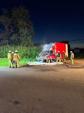 POL-STD: Transporter in Bützfleth ausgebrannt, Einbrecher in Stade, Renault in Buxtehude entwendet - im Bereich Hamburg Neugraben nach Unfall wieder aufgefunden, Verletzte bei Unfall auf der Kreisstraße 30