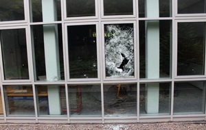 Polizeidirektion Kaiserslautern: POL-PDKL: Scheiben an Grundschule beschädigt