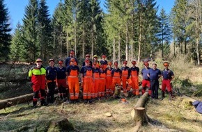 Feuerwehr Wenden: FW Wenden: Zwölf neue Motorkettensägenführer in der Feuerwehr Wenden