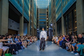 Jon Liesenfeld begeistert mit nachhaltigem Generationenkonzept: European Fashion Award und „Best Global Concept“-Auszeichnung für AMD-Absolventen