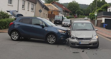 Kreispolizeibehörde Höxter: POL-HX: Pkw missachtet die Vorfahrt und es kommt zur Kollision - eine Person verletzt