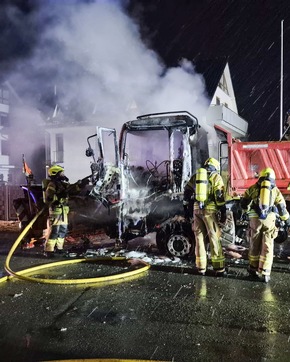FW-DT: Brennendes Räum- / Streufahrzeug auf der Bielefelder Straße