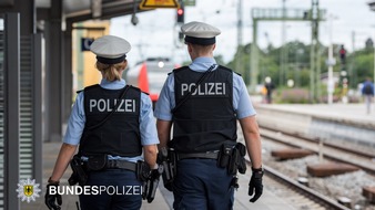 Bundespolizeidirektion München: Bundespolizeidirektion München: Betrunkener stürzt ins Gleis / Reisende reanimieren