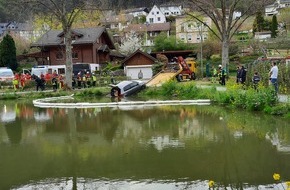 Feuerwehr Lennestadt: FW-OE: PKW in Weiher - Feuerwehr und DLRG unterstützen bei der Bergung