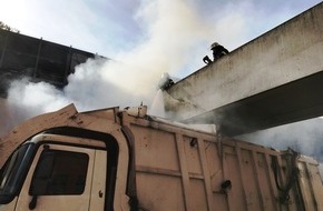 Feuerwehr und Rettungsdienst Bonn: FW-BN: LKW unter Brücke verkeilt - Ladung gerät bei Bergung in Brand