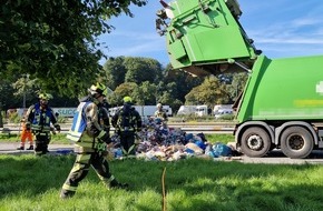 Freiwillige Feuerwehr Hünxe: FW Hünxe: Rauchentwicklung aus der Ladung eines Entsorgungsfahrzeugs