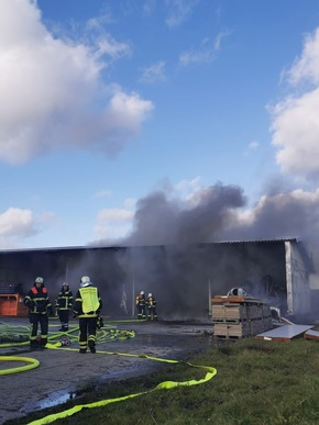 POL-STD: Feuer in Lagerhalle auf Obsthof im Alten Land