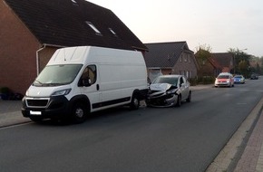 Polizeiinspektion Wilhelmshaven/Friesland: POL-WHV: Ein Auffahrunfall in Varel (FOTO) - Fahrzeugführer kam alleinbeteiligt von der Fahrbahn ab und schwerletzt ins Krankenhaus
