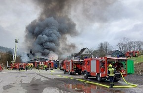 Freiwillige Feuerwehr Finnentrop: FW Finnentrop: Industriebrand in Finnentrop-Fehrenbracht